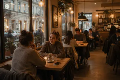 Menschen sitzen entspannt in einem Café, während Smartphones ungenutzt auf den Tischen liegen